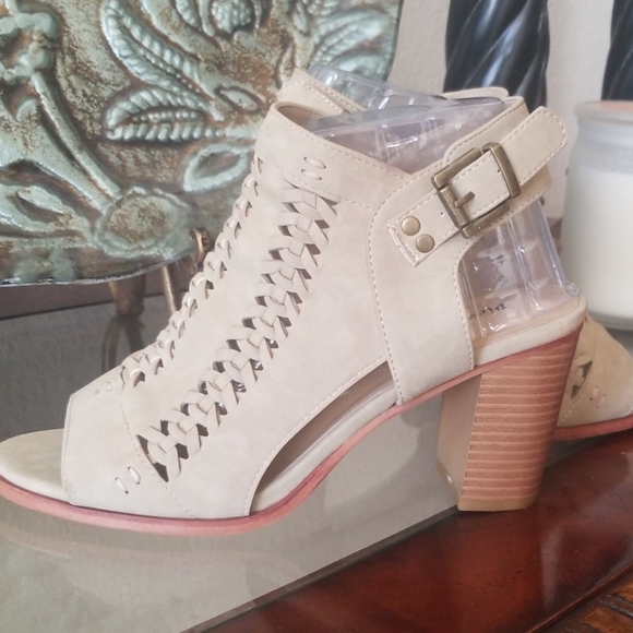 NWOB Pierre Dumas peep toe bootie size 8.5 - Picture 5 of 5